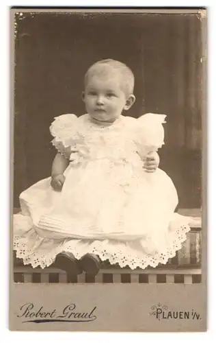 Fotografie Robert Graul, Plauen i. W., Bahnhofstrasse 39, Niedliches Baby in weissem Kleid