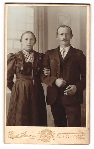 Fotografie Hans Strauss, Altötting, Schlotthammerstr. 1, Junges Paar in schwarzem Kleid und Anzug