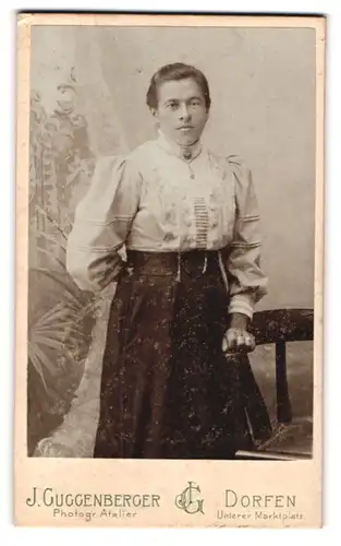 Fotografie J. Guggenberger, Dorfen, Unterer Marktplatz, Dame in weisser Bluse und schwarzem Rock