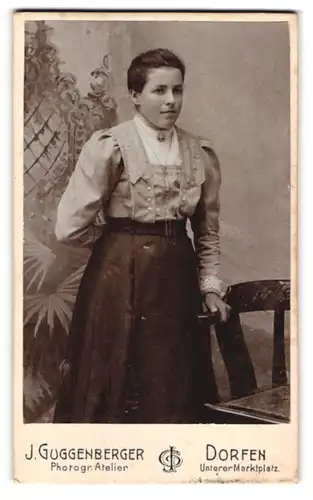 Fotografie J. Guggenberger, Dorfen, Unterer Marktplatz, Junge Frau in Bluse und schwarzem Kleid mit Kette