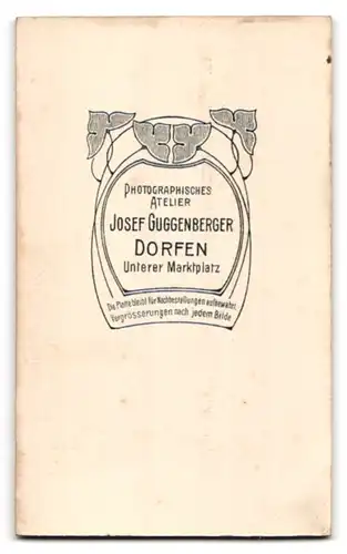 Fotografie J. Guggenberger, Dorfen, Unterer Marktplatz, Junge Frau in Bluse und schwarzem Kleid mit Kette