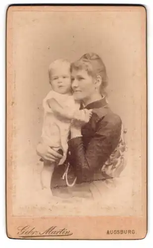 Fotografie Gebr. Martin, Augsburg, Bahnhofstrasse, Mütter in schwarzem Kleid mit süssem Baby auf dem Arm