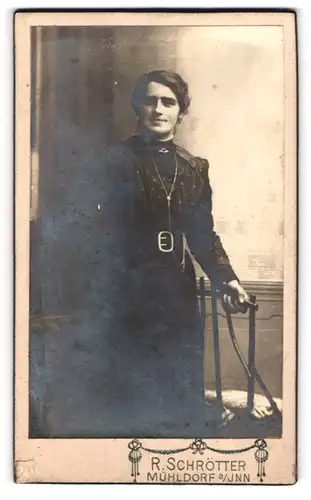 Fotografie Rudolf Schrötter, Mühldorf a. Inn, Katharinen Vorstadt 98, Dame in schwarzem Kleid mit langer Kette