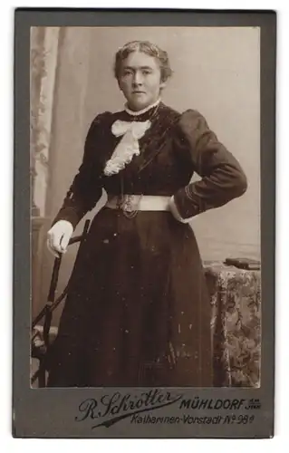 Fotografie Rudolf Schrötter, Mühldorf a. Inn, Katharinen Vorstadt 98, Dame in schwarzem Kleid mit weissen Handschuhen