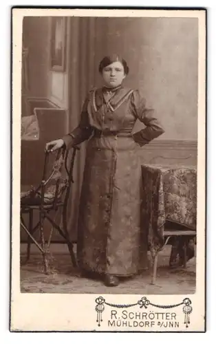 Fotografie Rudolf Schrötter, Mühldorf a. Inn, Katharinen Vorstadt 98, Junge Frau in dunklem Kleid mit Spangen im Haar