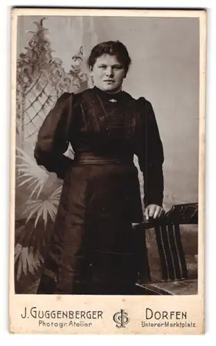 Fotografie J. Guggenberger, Dorfen, Unterer Marktplatz, Dame mit rundem Gesicht in schwarzem Kleid