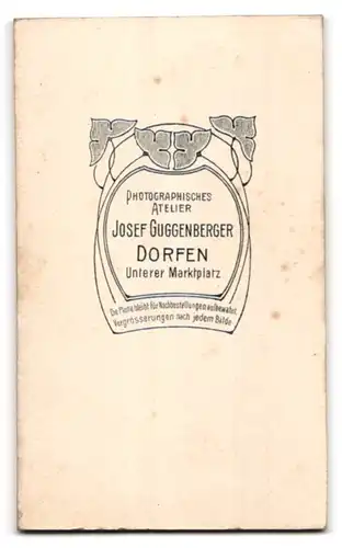 Fotografie J. Guggenberger, Dorfen, Unterer Marktplatz, Dame mit rundem Gesicht in schwarzem Kleid