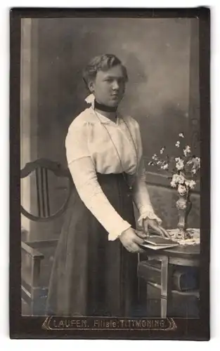 Fotografie F. X. Schröck, Laufen, Bezirksamtsgasse, Junge Frau mit Halskette, weisser Bluse und Buch