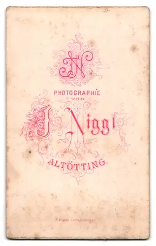 Fotografie J. Niggl, Altötting, Junge Frau mit Halskette, Schleife und ernstem Blick