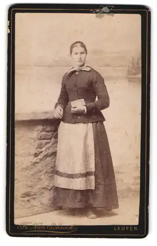 Fotografie Fr. Xav. Schröck, Laufen, Bezirksamtsgasse, Junge Frau mit Buch und erschrockenem Blick