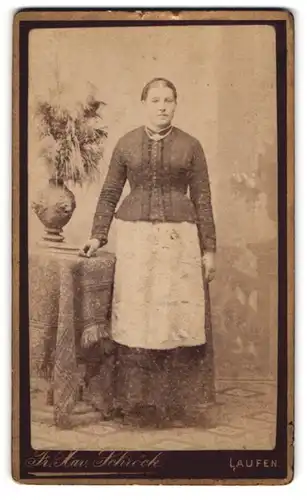 Fotografie Fr. Xav. Schröck, Laufen, Bezirksamtsgasse, Junge Dame in schwarzer Bluse mit Halskette
