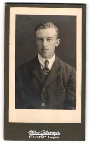 Fotografie F. X. Ostermayr, Eichstätt, Domplatz, Junger Mann mit blonden Haaren im Anzug