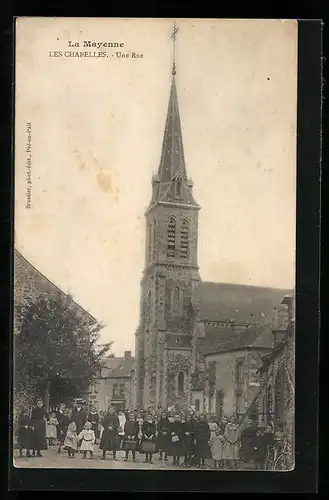 AK Les Chapelles, Une Rue, Mädchen vor der Kirche