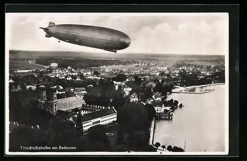 AK Friedrichshafen a/B, Zeppelin über der Stadt