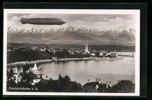 AK Friedrichshafen a. B., Gesamtansicht mit Zeppelin Luftschiff