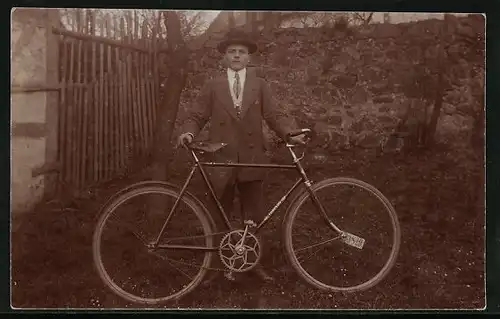 AK Junger Herr mit Melone und Fahrrad