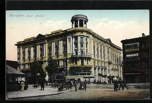 AK Warschau-Warszawa, Strassenleben am Hotel Bristol