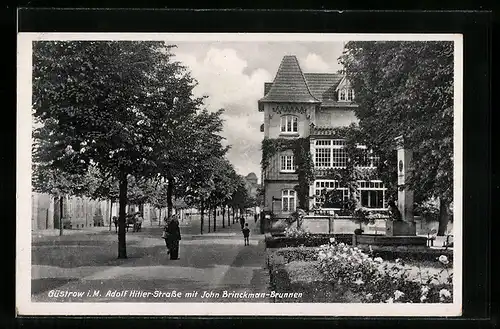 AK Güstrow i. M., Strasse mit John Brinckman-Brunnen