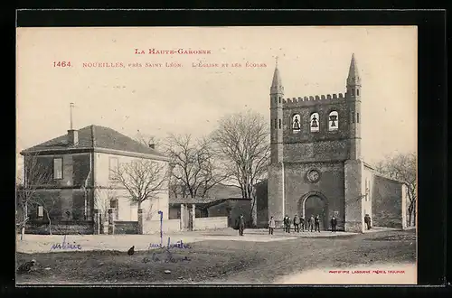 AK Noueilles, Près Saint Léon, l`Eglise et les ecoles