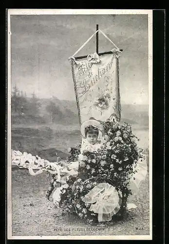 AK Luchon, Fete des Fleurs, Mädchen im Rollstuhl mit Blumen geschmückt