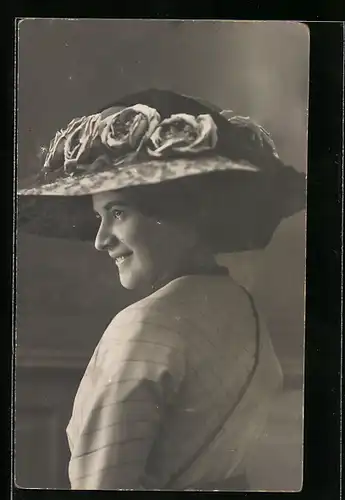AK Lächelnde Dame mit einem Rosenverzierten Hut