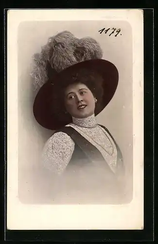 AK Junge Frau mit einem geschmücktem Hut