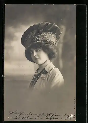 AK Gutaussehende junge Frau mit Perlenkette und Hut
