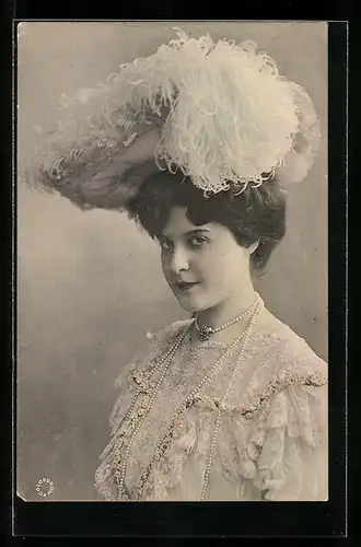 AK Attraktive junge Frau mit geschmücktem Hut und Perlenkette