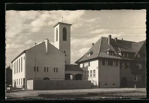 Foto-AK Hattersheim, Strassenpartie mit Kirche