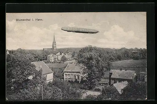 AK Blumenthal i. Hann., Ein Zeppelin schwebt über dem Ort