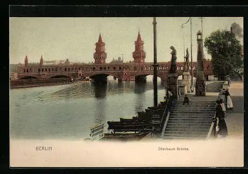 AK Berlin-Friedrichshain, Passanten schauen auf die Oberbaum-Brücke