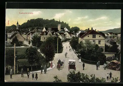 AK Leutkirch, Strassenpartie mit Passanten und Kutsche