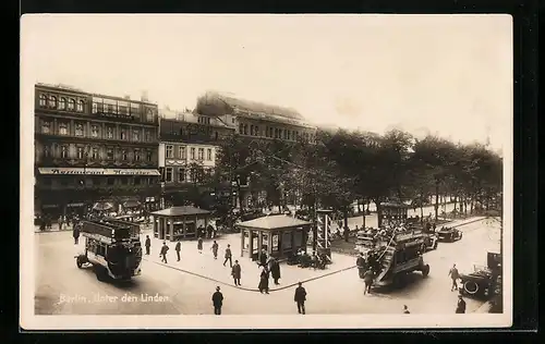 AK Berlin, Strassenbahnen vor dem Restaurant Kranzler Unter den Linden