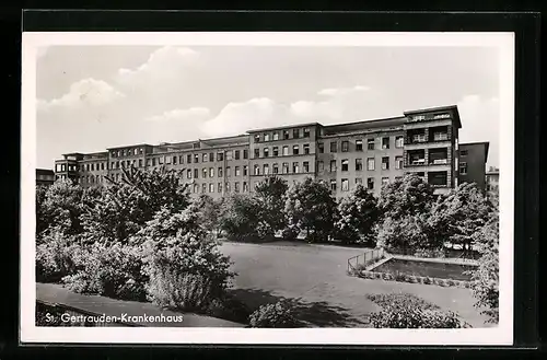 AK Berlin-Wilmersdorf, Platzansicht vor dem St. Gertrauden-Krankenhaus