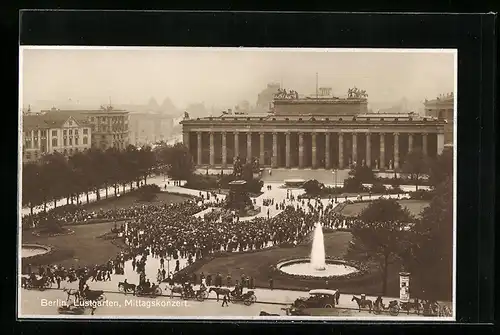 AK Berlin, Lustgarten mit Mittagskonzert aus der Vogelschau