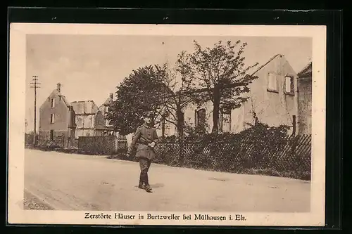 AK Burtzweiler bei Mülhausen i. E., Zerstörte Häuser und Strasse mit Soldat