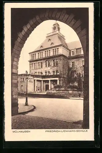 AK Mülhausen i. E., Friedrich-Lienhard-Schule mit Torbogen und Strasse