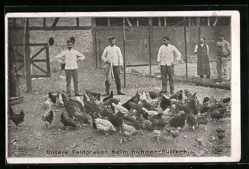 AK 1. Weltkrieg, Unsere Feldgrauen beim Hühner-Füttern