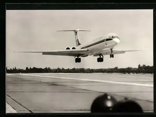 AK Turbinenluftstrahl-Verkehrsflugzeug IL 62 der Interflug beim Landen