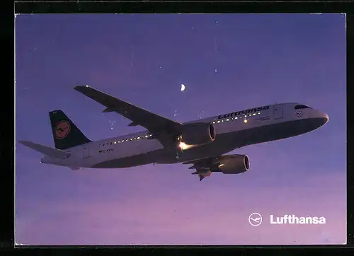 AK Flugzeug Airbus A320-200 der Lufthansa im Flug bei Nacht