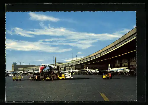 AK Berlin, Zentralflughafen Tempelhof mit Flugzeug bei der Abfertigung