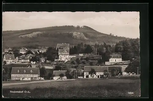 AK Neujonsdorf O.-L., Ortsansicht mit Fachwerkshäusern