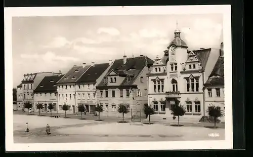 AK Ostritz, Marktplatz mit Geschäften und Rathaus