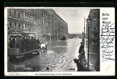 AK Berlin-Kreuzberg, Überschwemmung i. d. Yorkstrasse, Pferde ziehen Karren m. Leuten