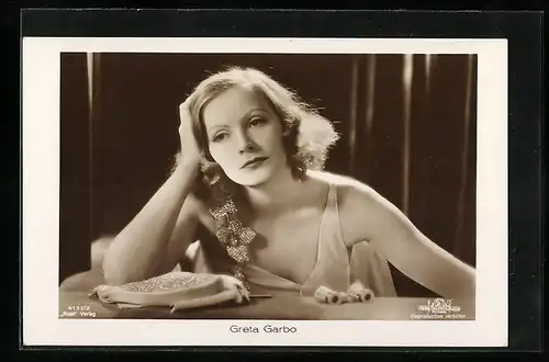 AK Schauspielerin Greta Garbo sitzt sinnierend in der Theaterloge