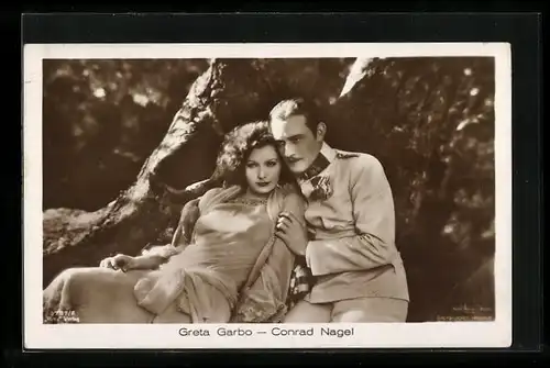 AK Schauspieler Greta Garbo und Conrad Nagel in Kleid und Uniform