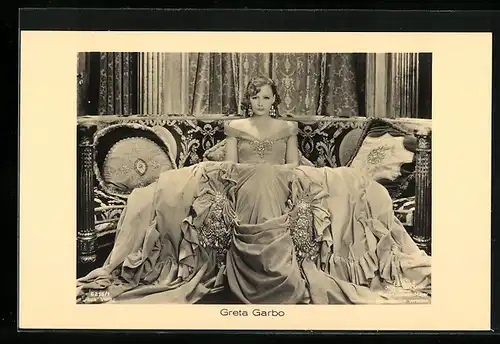 AK Schauspielerin Greta Garbo im grossen Kleid
