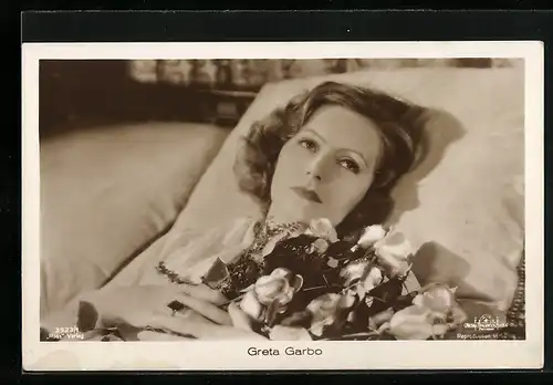 AK Schauspielerin Greta Garbo liegt nachdenklich im Bett