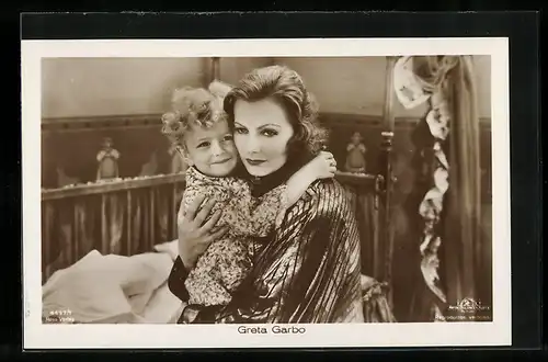 AK Schauspielerin Greta Garbo mit Kind