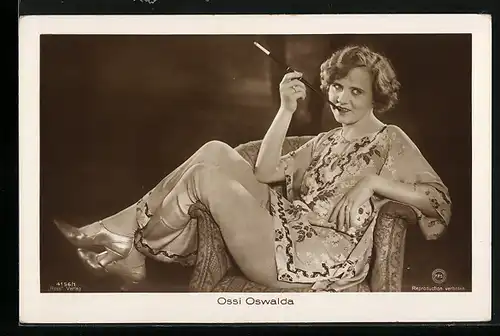 AK Schauspielerin Ossi Oswalda mit Zigarettenspitze